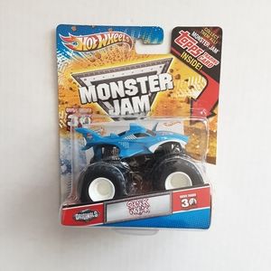 HOT WHEELS MONSTER JAM SHARK WREAK W/ TOPPS TRADING CARDS 1.64 NEW